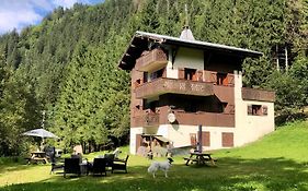 Chalet en pleine nature avec 2 appartements pour 6 ou 8 qui peuvent être réunis en 1 pour 14 personnes